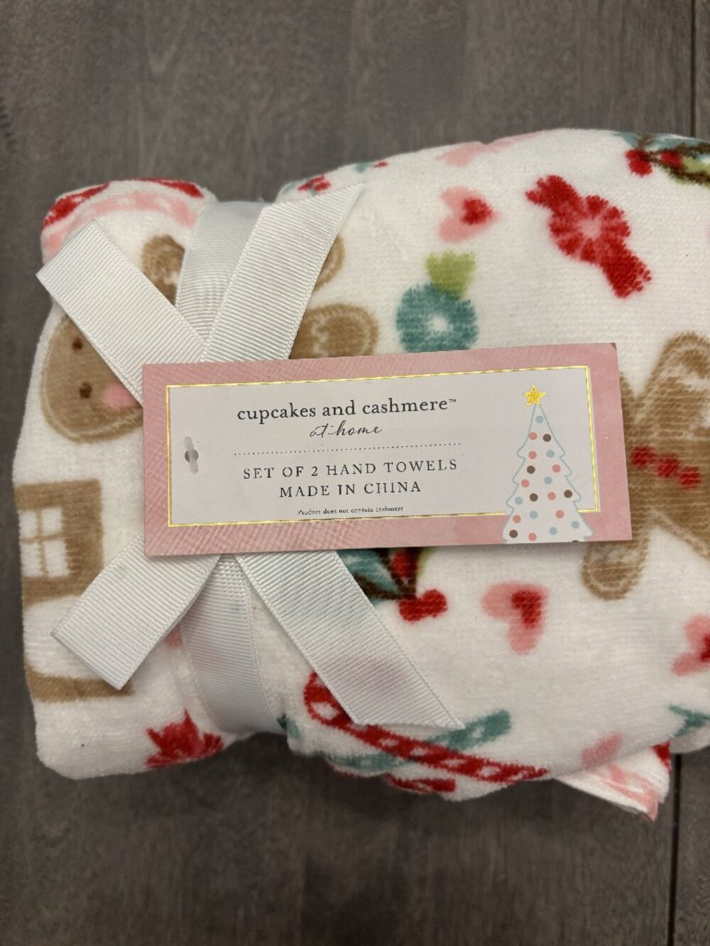 Cupcakes & Cashmere Set of 2 hand towels. Perfect for a fairy tale Christmas.